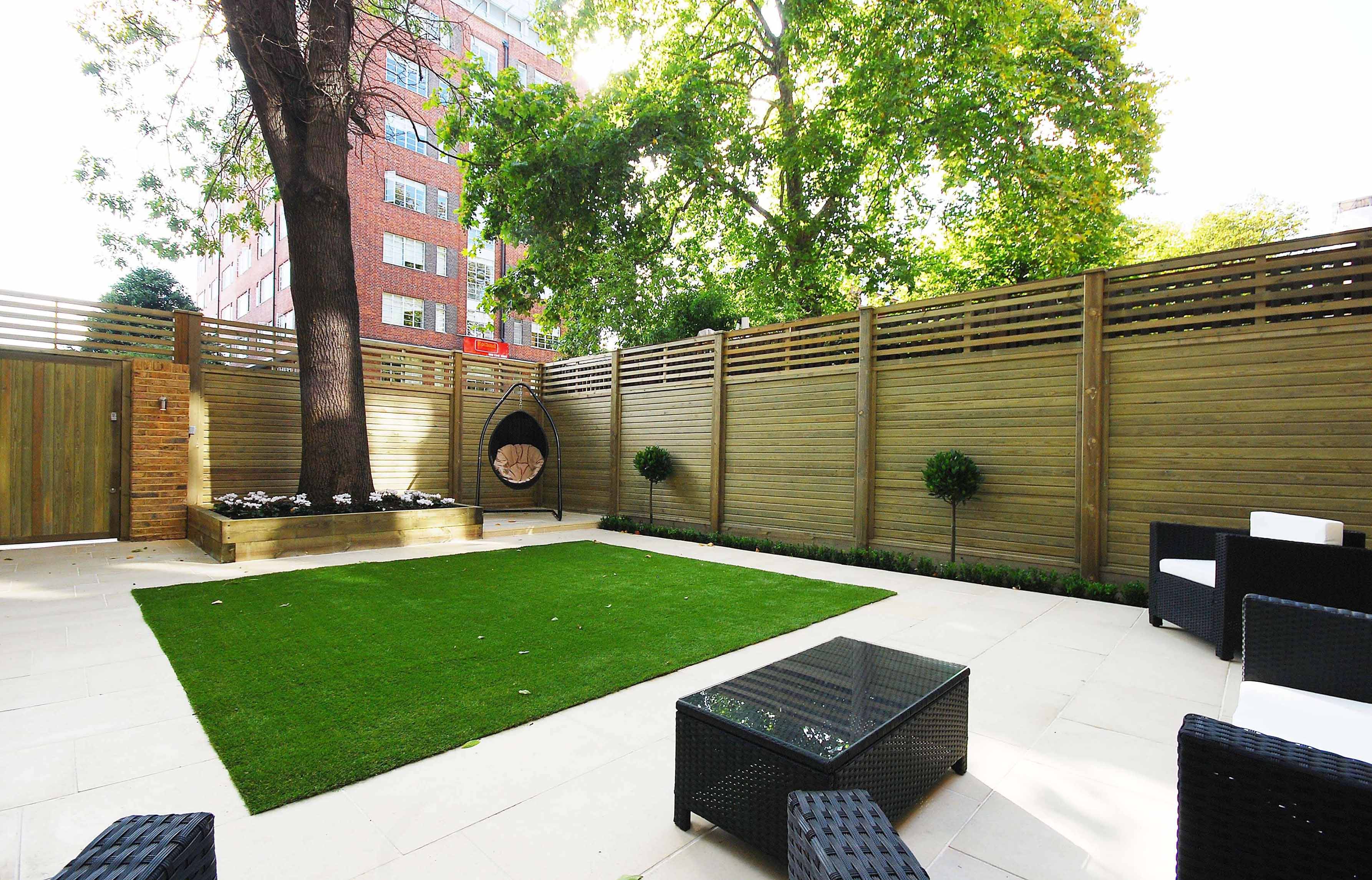 Contemporay timber fencing and garden