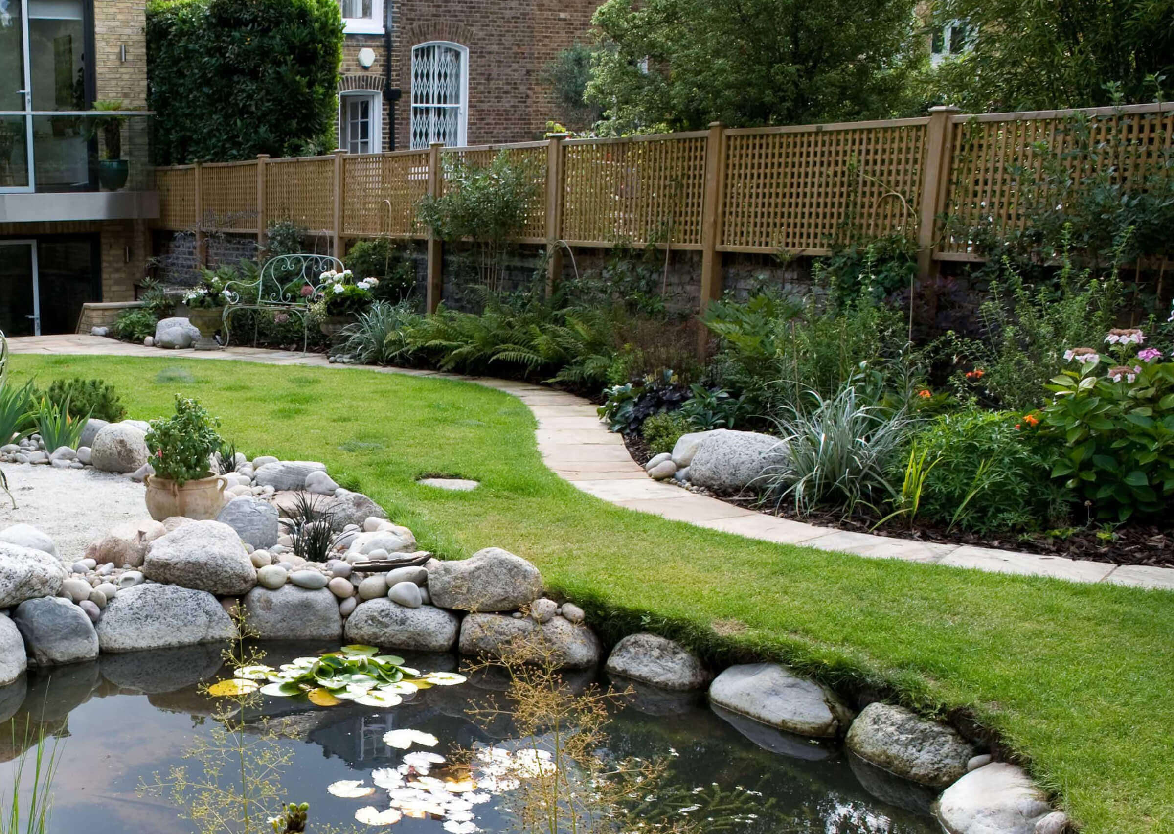 7 Stylish Garden Fence Ideas For The Savvy Homeowner 2021 Jacksons Fencing - Garden Privacy Fence Trellis 7 Stylish Garden Fence Ideas For The Savvy Homeowner 2021 Jacksons Fencing - Garden Privacy Fence Trellis