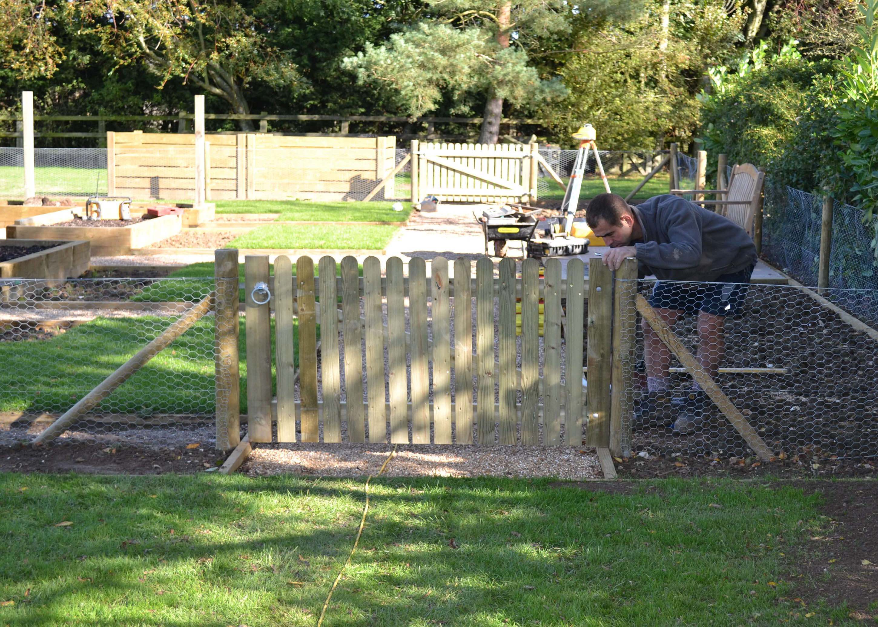 Hanging a custom palisade wooden gate