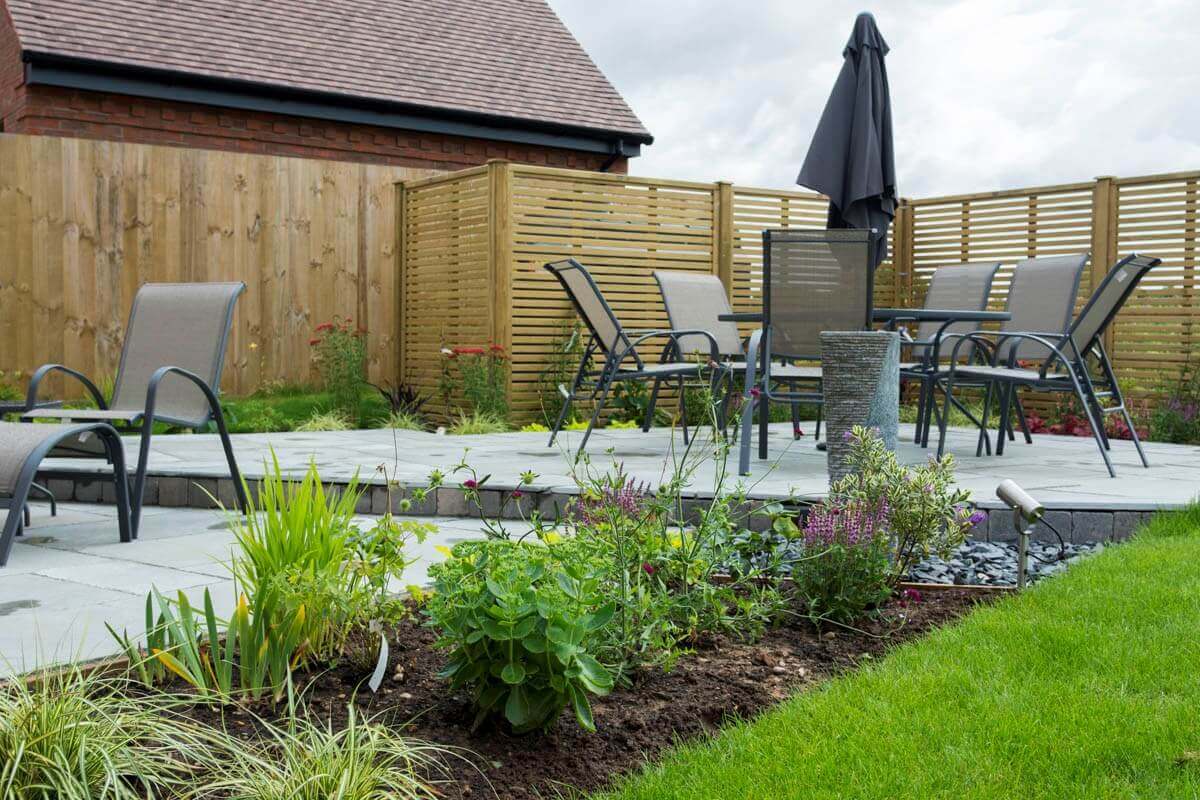 Venetian fence panels screening oil tank