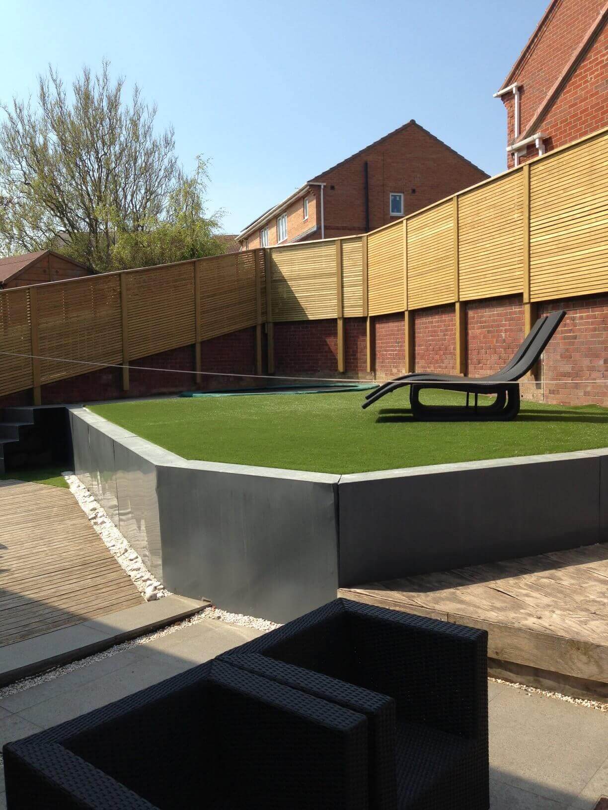 stunning modern garden with horizontal fencing