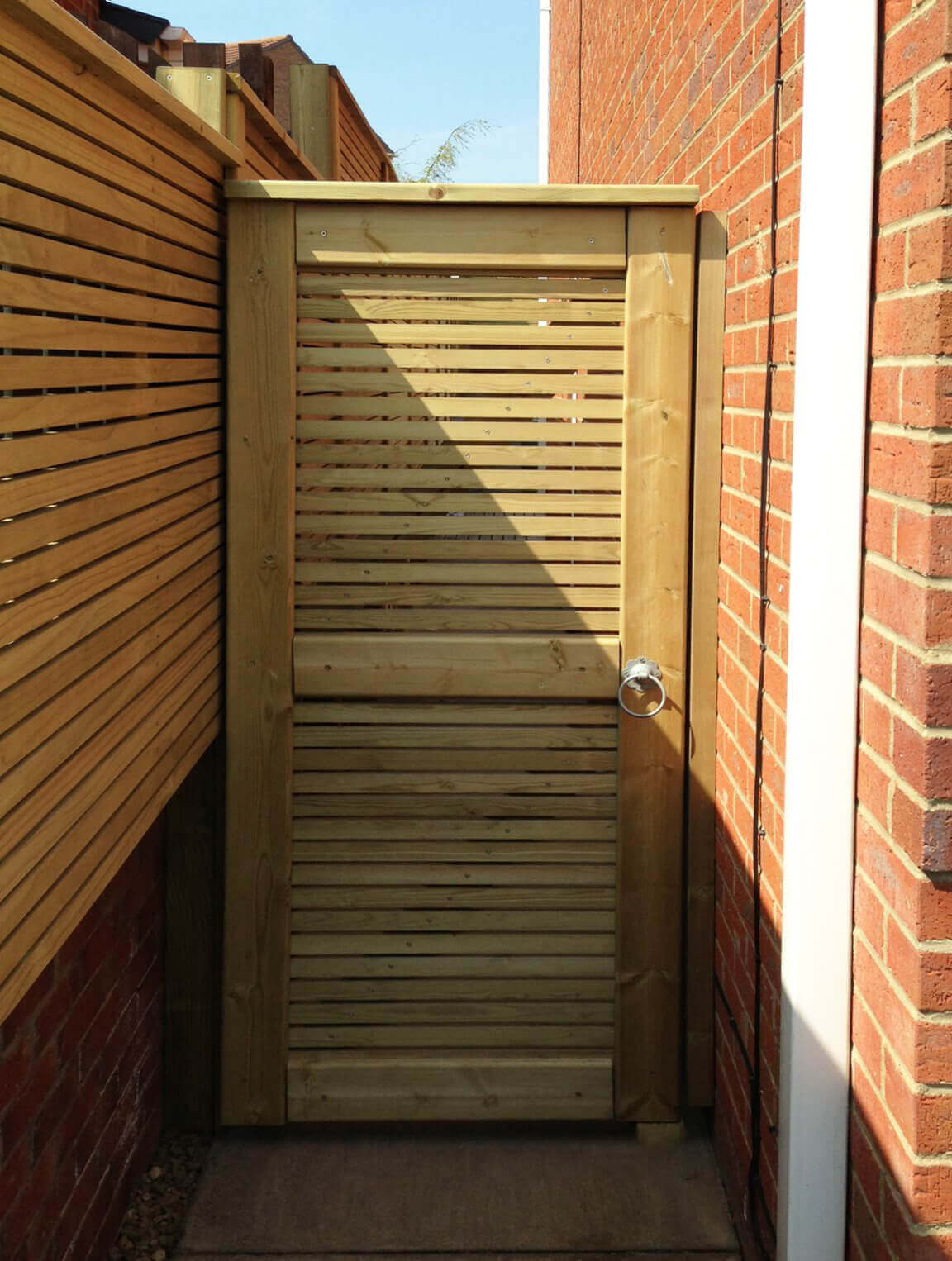 Venetian style side gate front