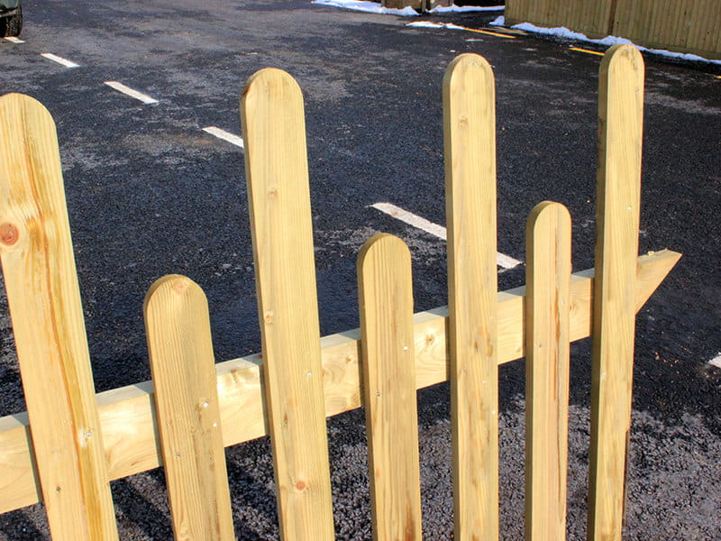 Different height pale palisade fencing