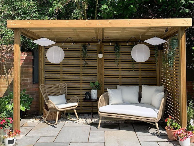 Venetian slatted garden shelter