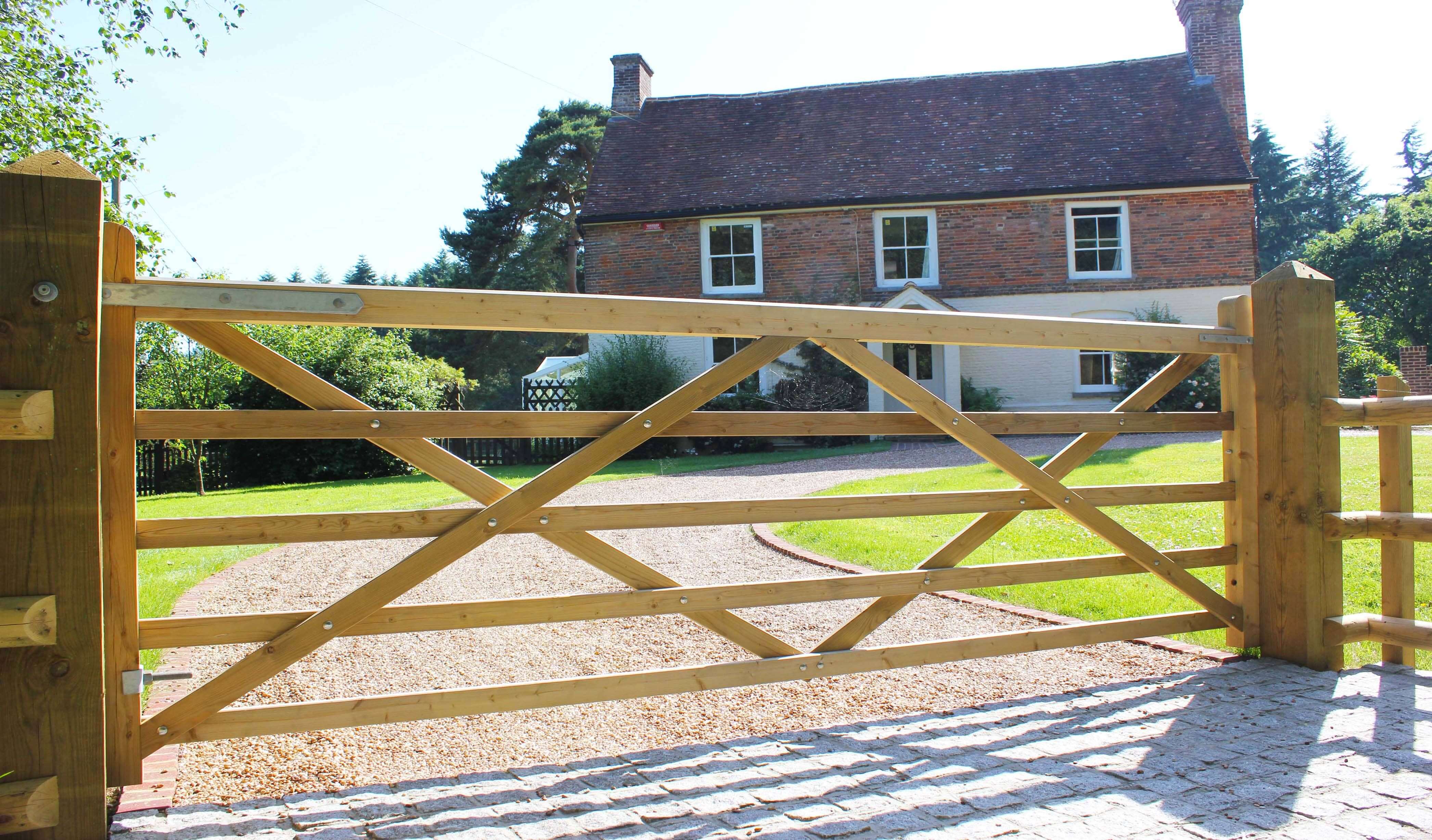 Driveway entrance gate