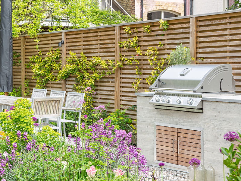 Modern Venetian Hit and Miss fencing