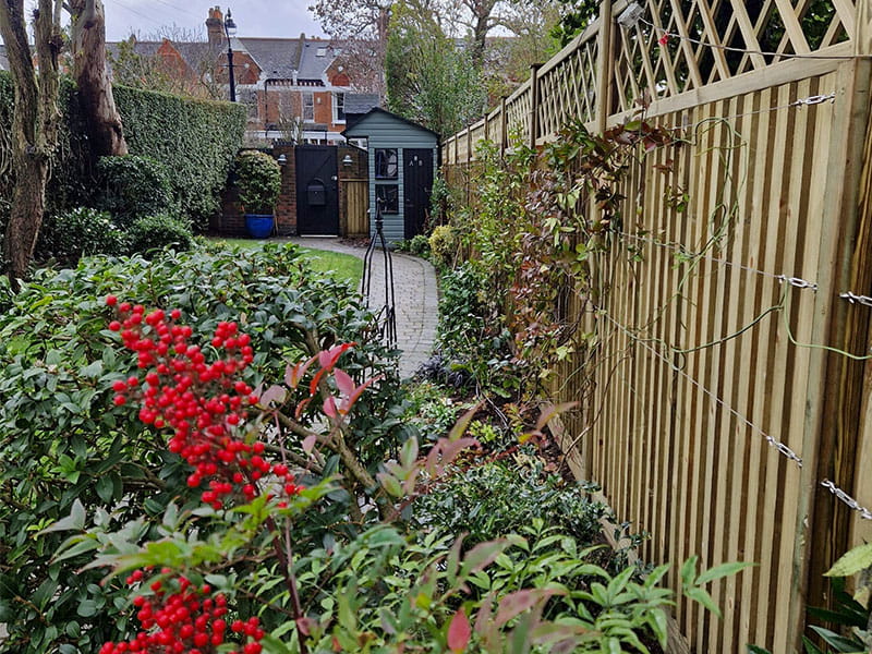 Featherboard fencing with diamond trellis