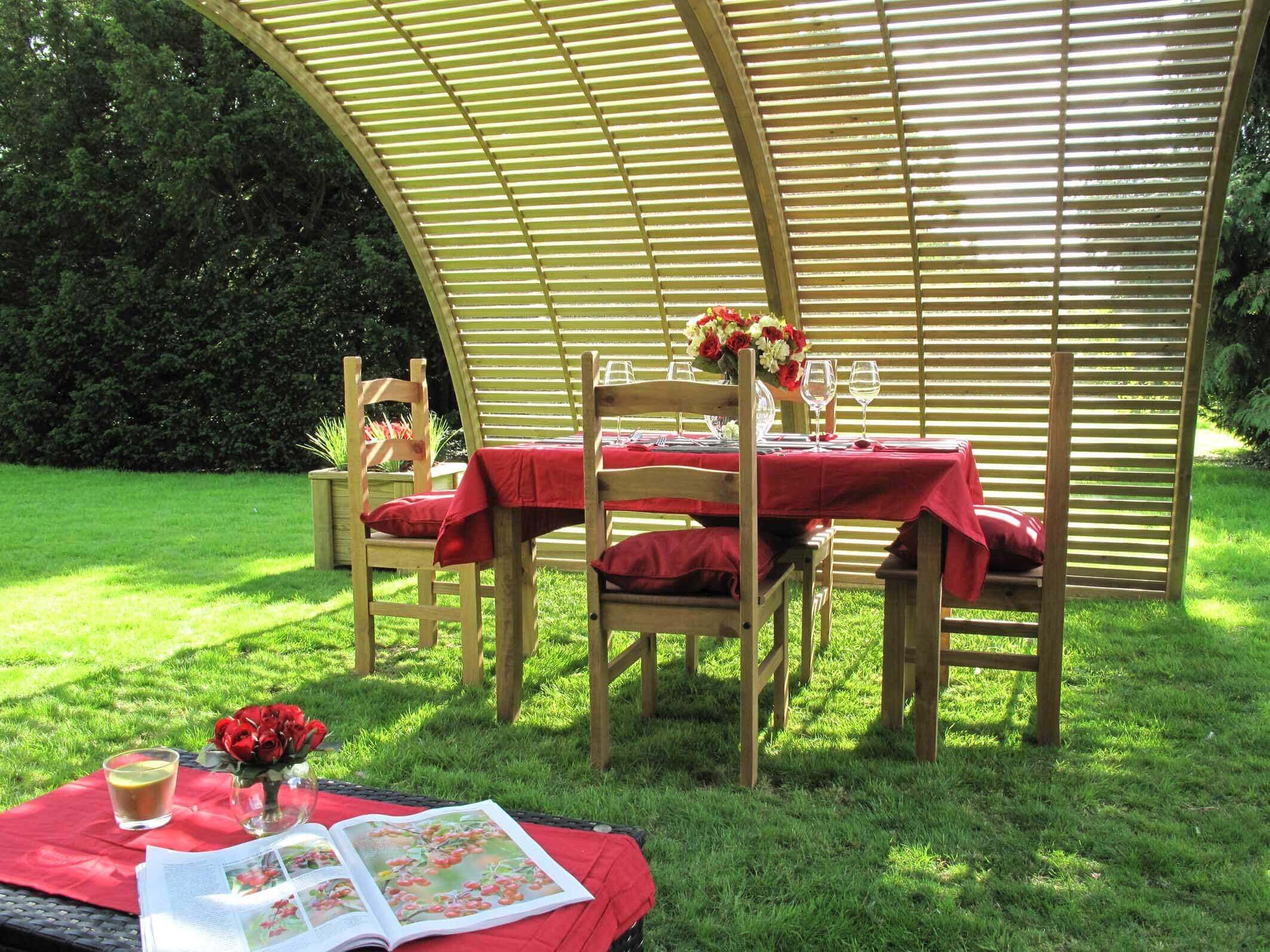 Curved garden shelter