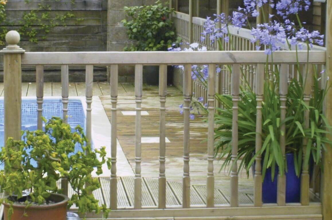 Balustrade fencing around swimming pool