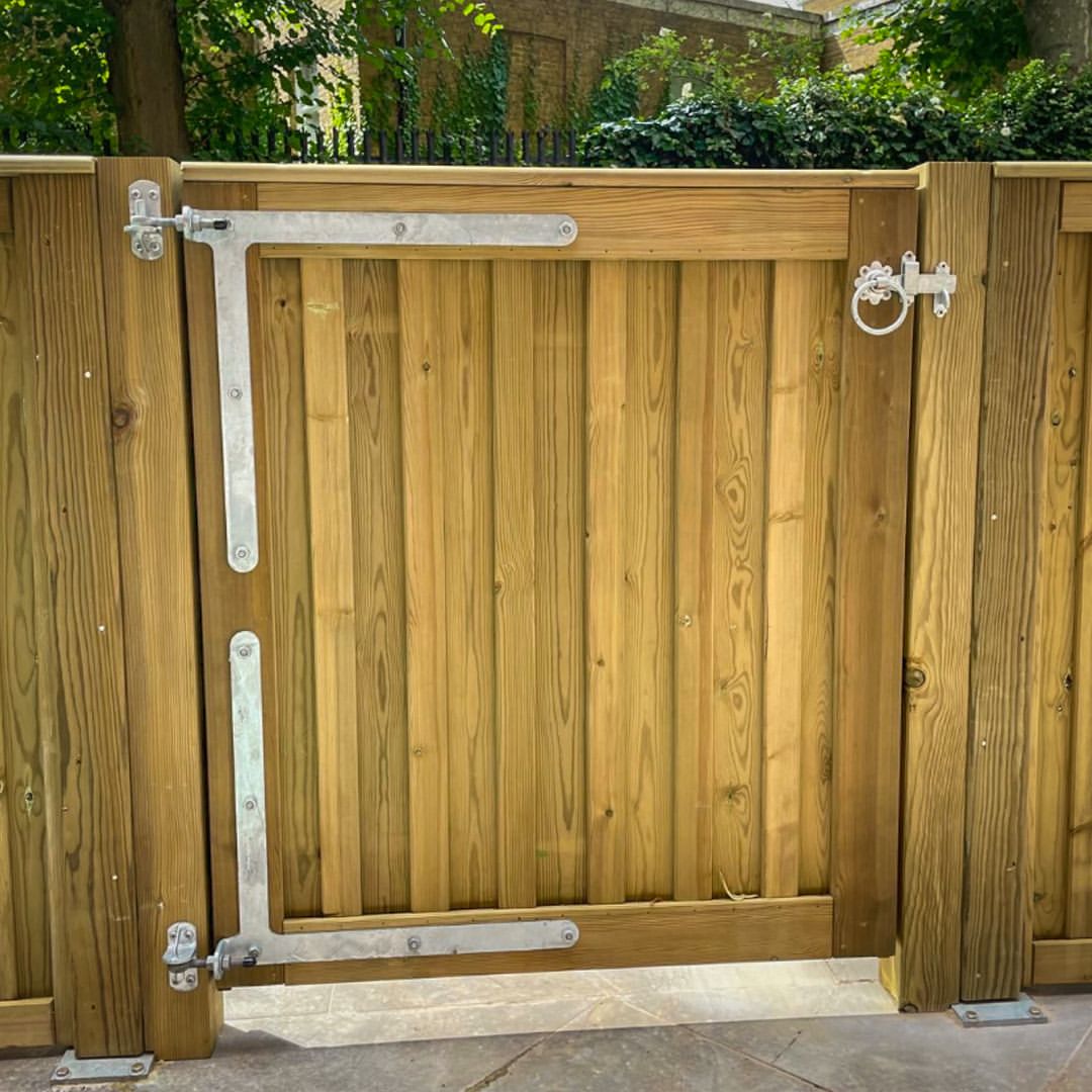 Garden Gate with Supporting Adjustable Hinges