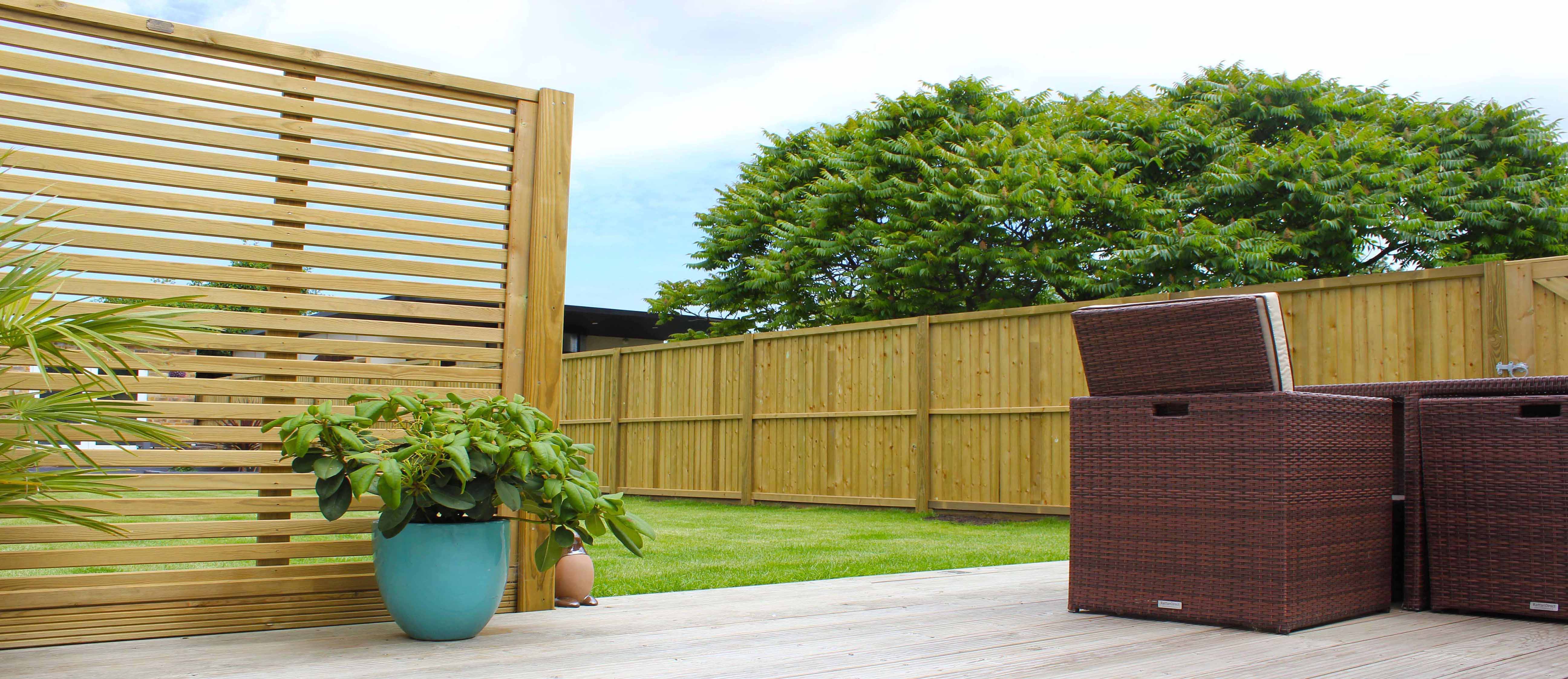 Venetian fencing along garden decking