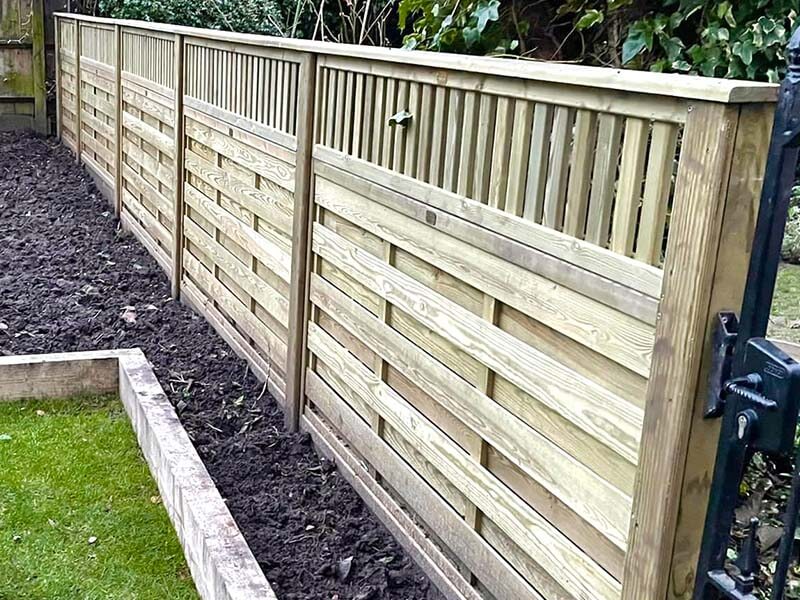 Level top ornamental gate