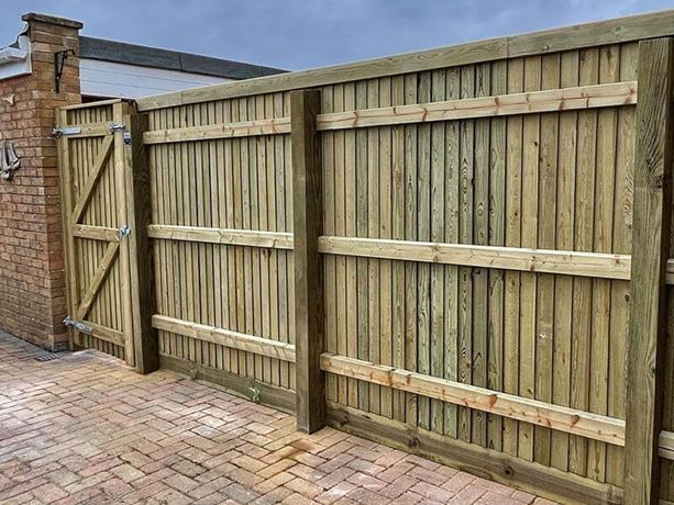 Traditional Featherboard Fence Rear With Gate