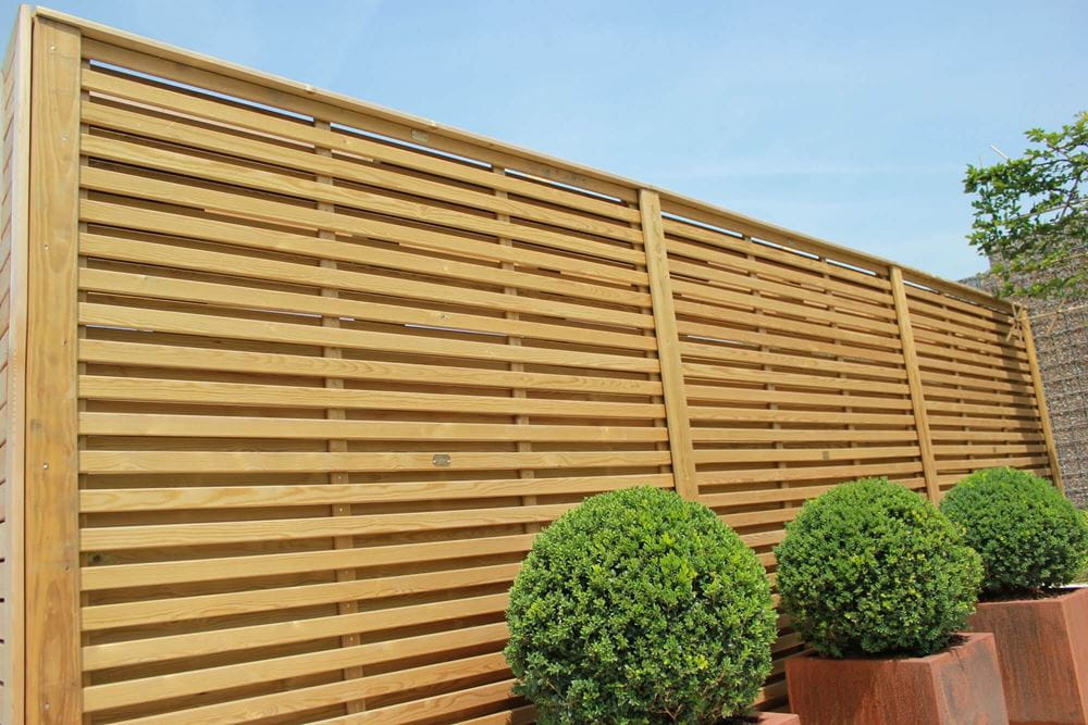 Hit and Miss Venetian panels create a perfect garden screen