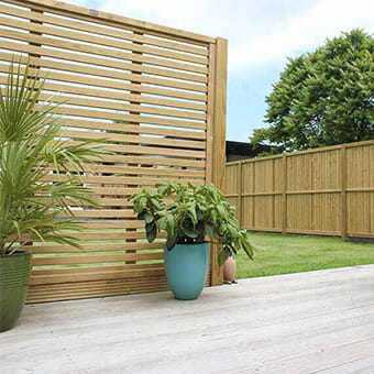 Venetian screen with featherboard