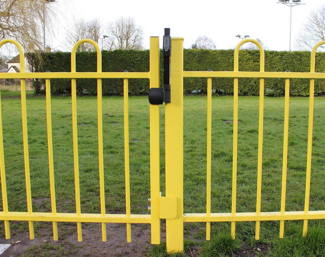 Magnetic latch on gate
